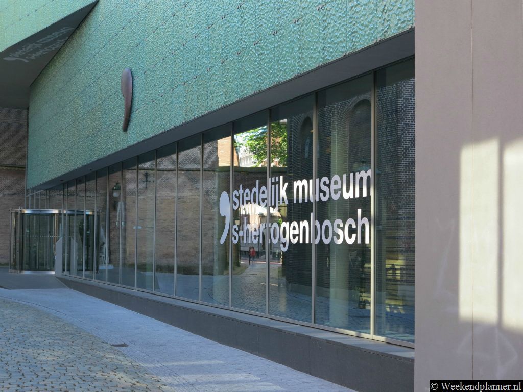 Het Stedelijk Museum is een museum met hedendaagse kunst. Het museum ligt vlakbij het Noord-Brabants Museum. Adres: De Mortel 4. Parkeergarage: Wolvenhoek 3.